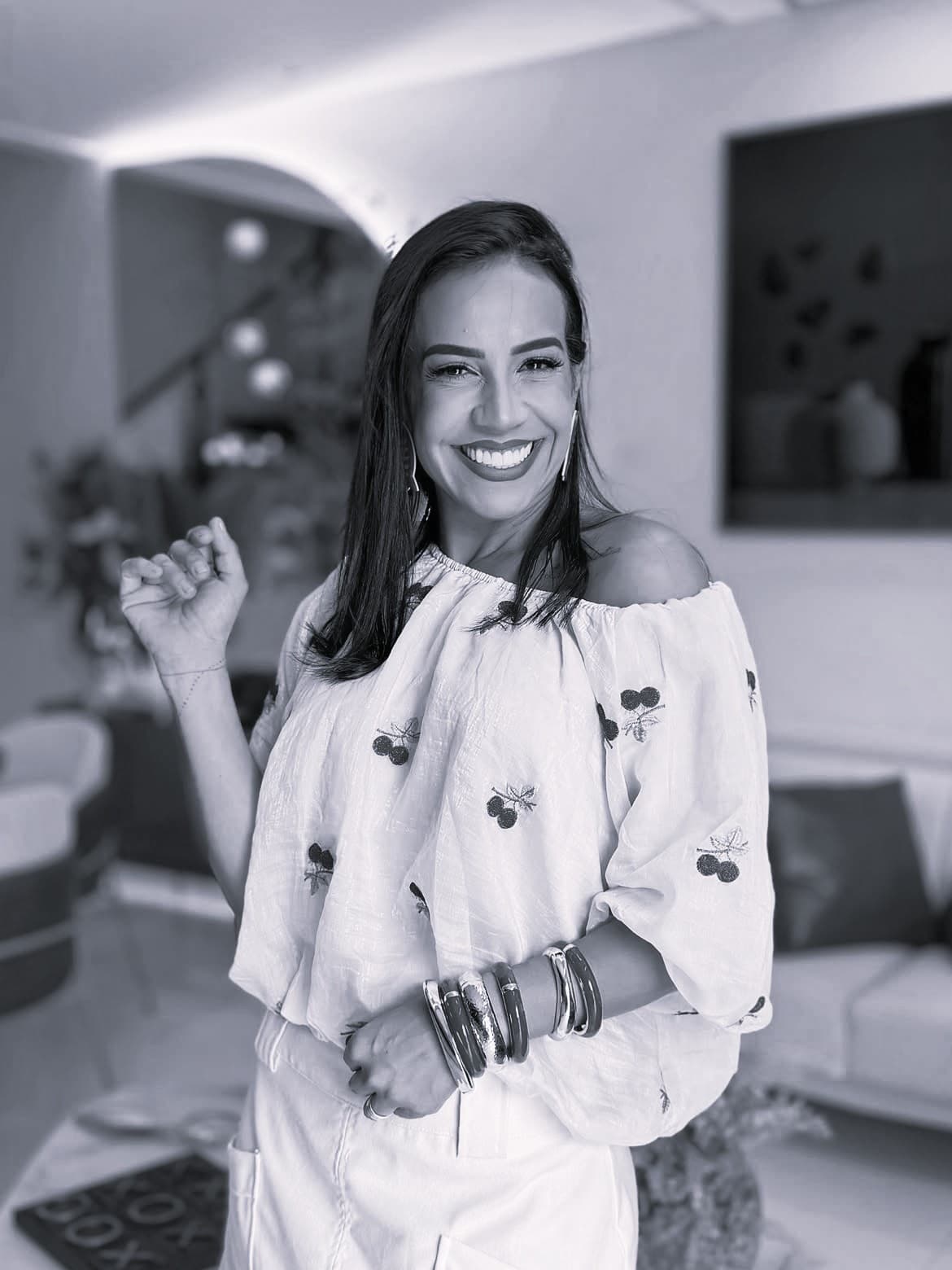Manu Andrade sorrindo em sua casa