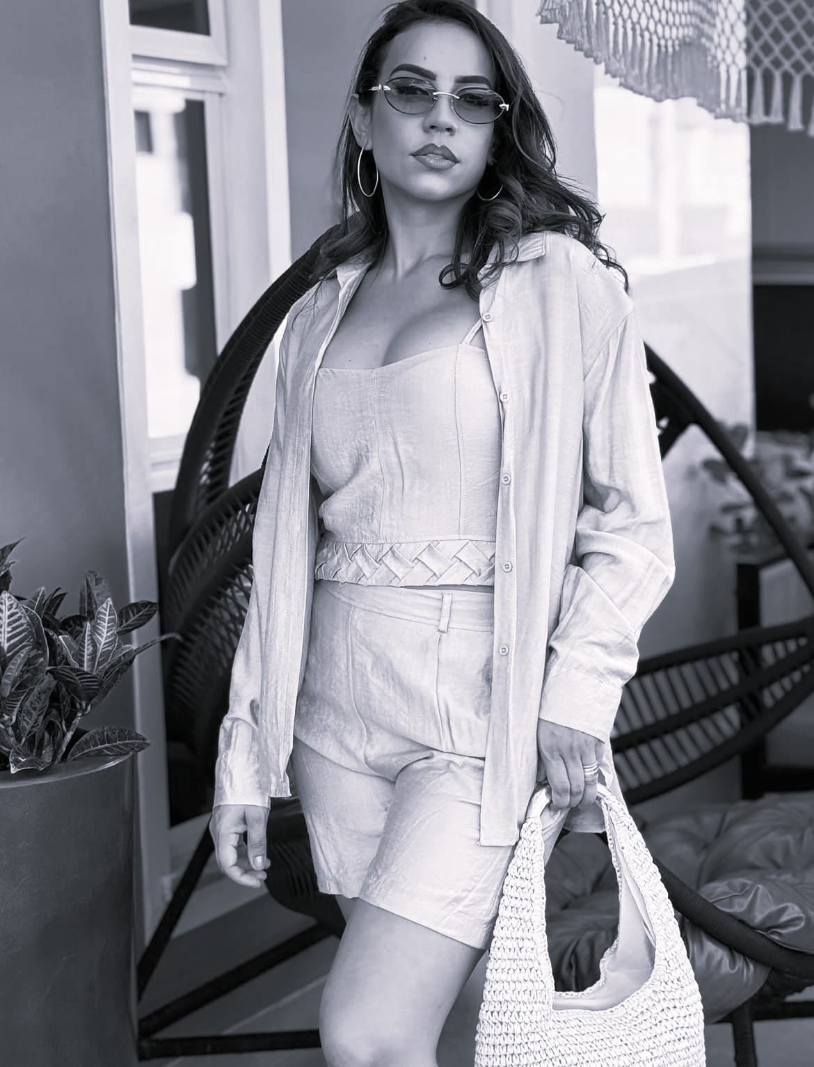 Manu Andrade de óculos escuros, em produção de moda